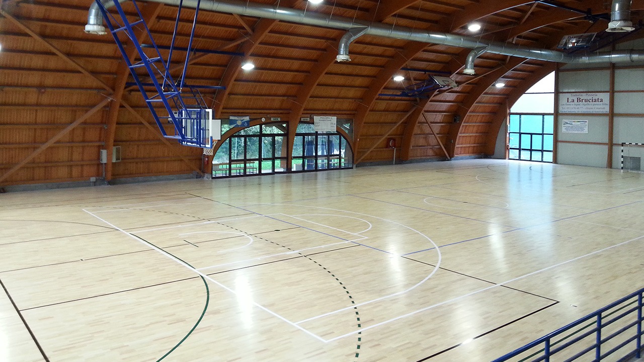 Realizzazione pavimentazione in legno per campo sportivo
