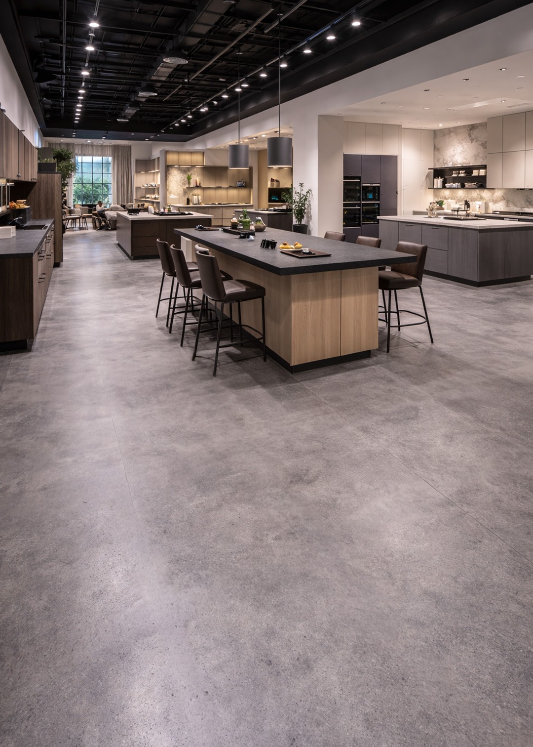 Fornitura e posa pavimenti per negozi showroom retail leef