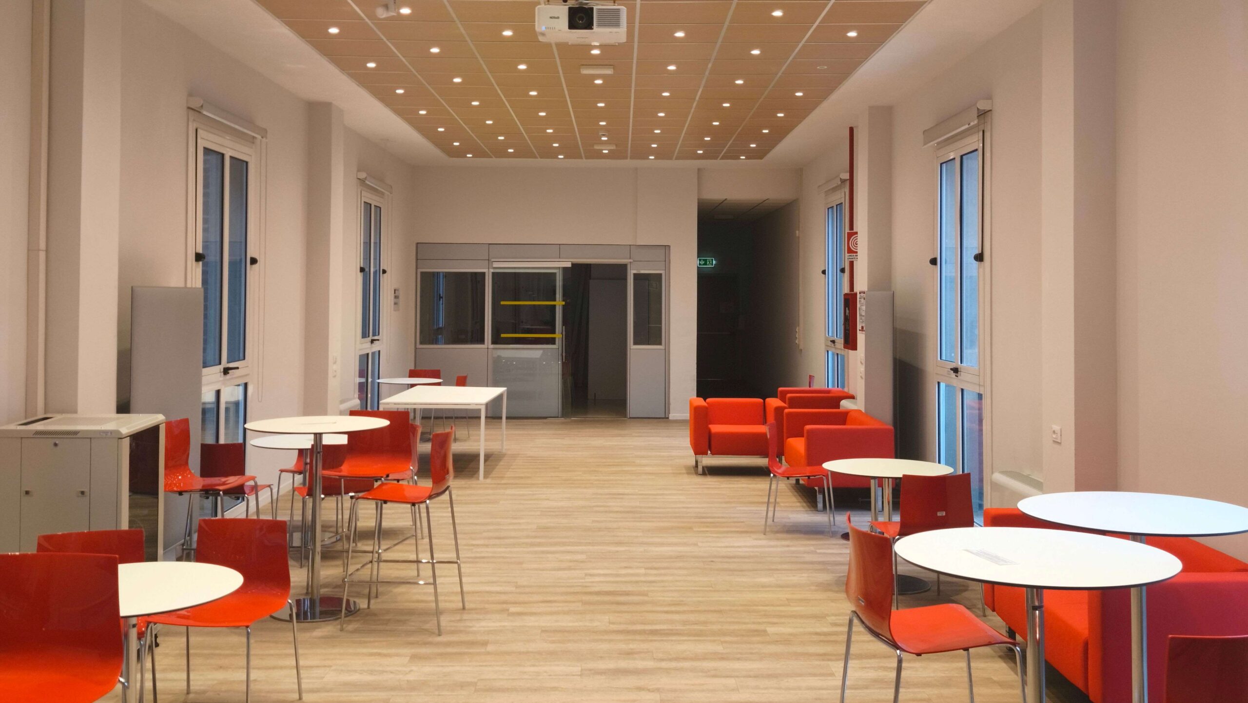 Pavimento in lvt e controsoffitto in cartongesso e pannelli di legno