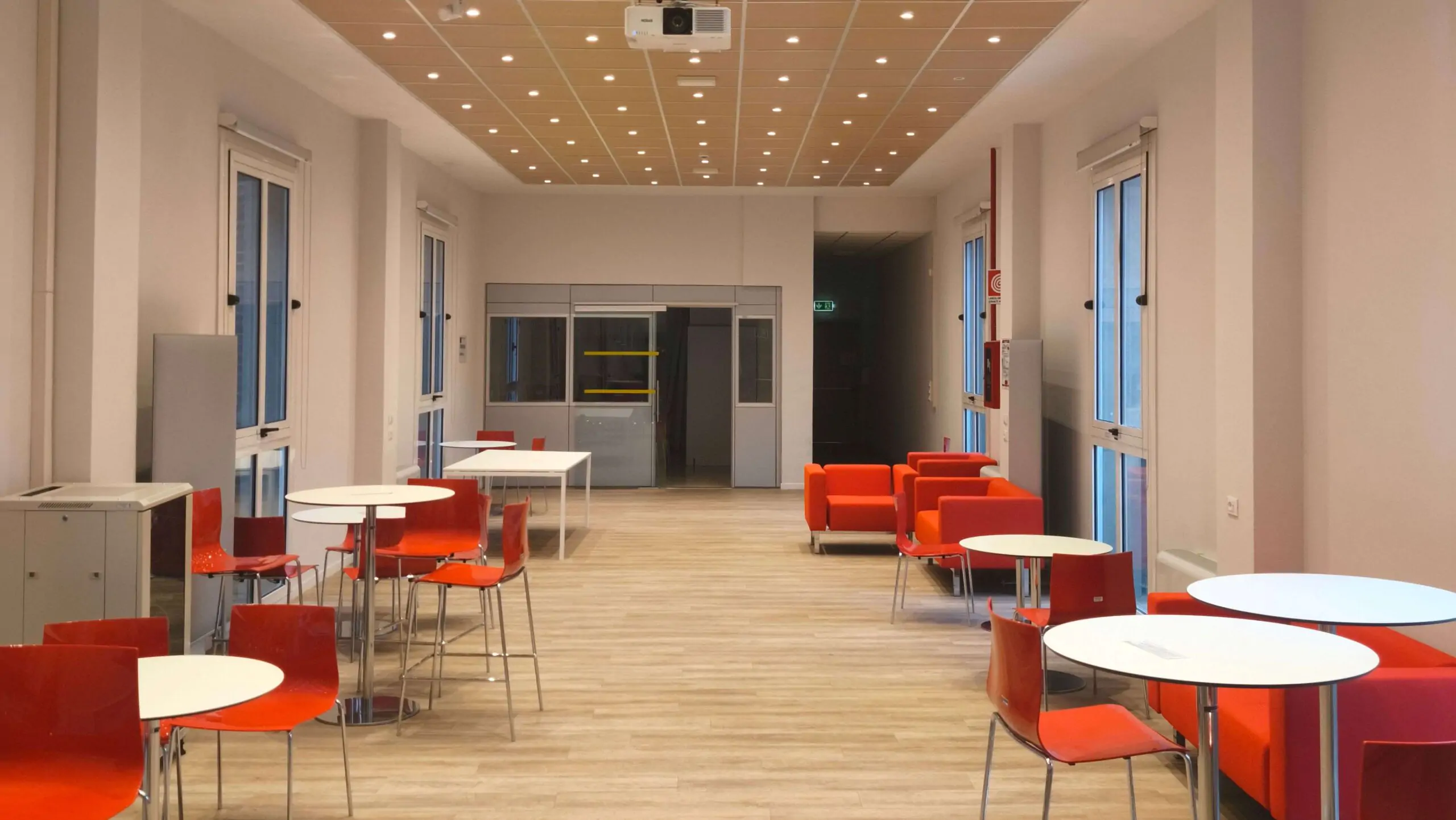 Pavimento in lvt e controsoffitto in cartongesso e pannelli di legno