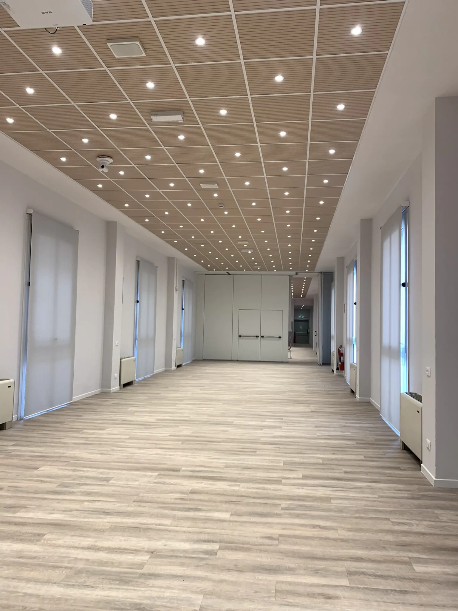 pose di pavimento e controsoffitto terminate