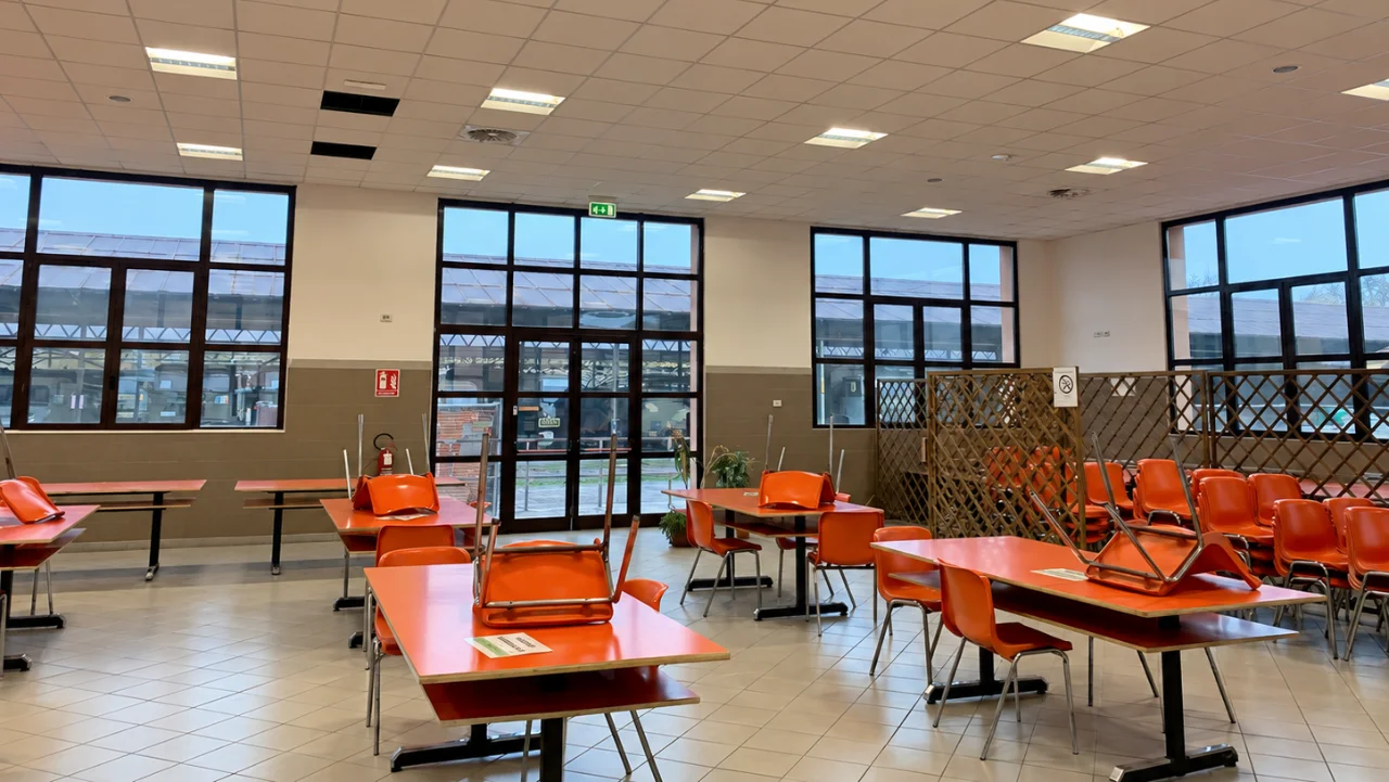Sala mensa della Caserma Due Madonne con controsoffitto modulare in fibra minerale